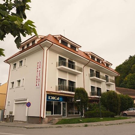 Hotel Sub Cetate Rîşnov Exterior foto
