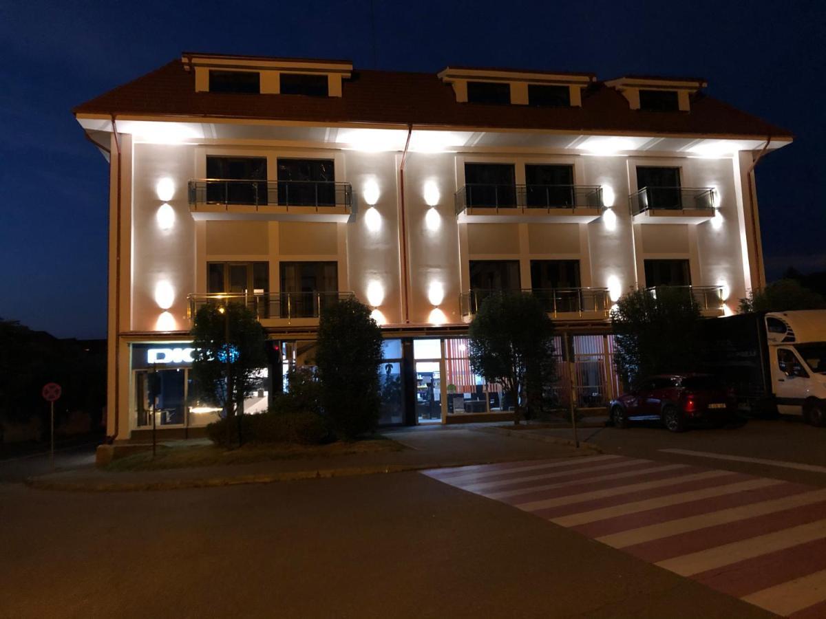 Hotel Sub Cetate Rîşnov Exterior foto