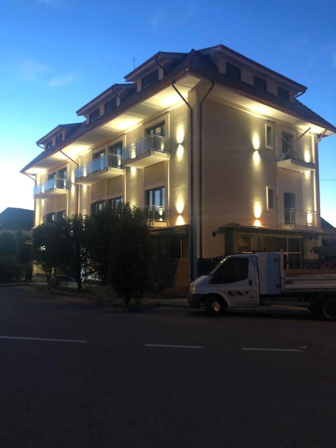 Hotel Sub Cetate Rîşnov Exterior foto
