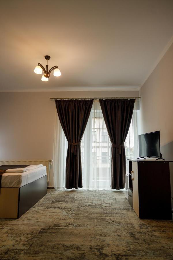 Hotel Sub Cetate Rîşnov Exterior foto