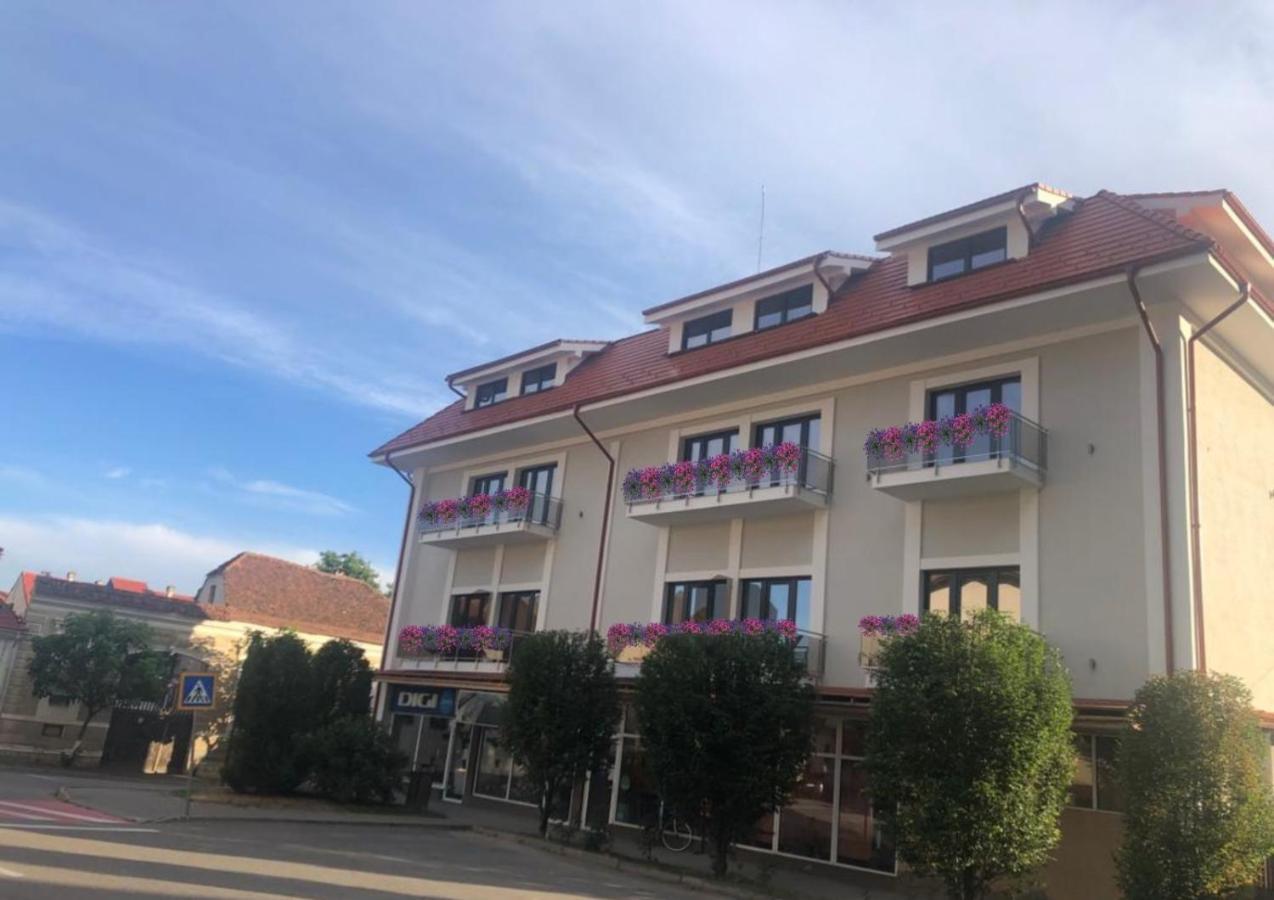 Hotel Sub Cetate Rîşnov Exterior foto