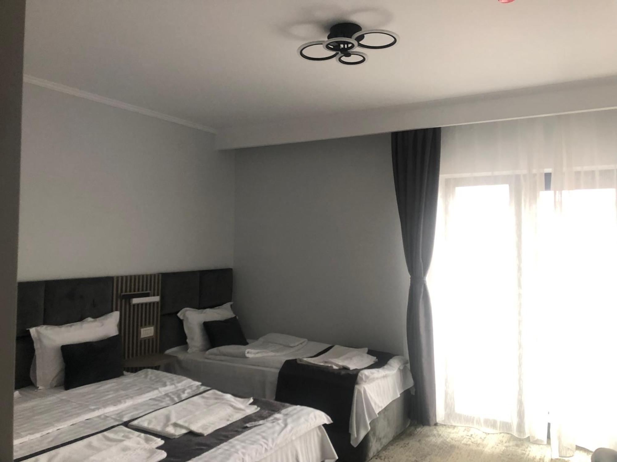 Hotel Sub Cetate Rîşnov Exterior foto